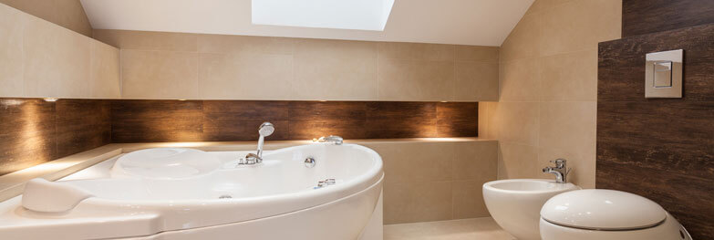 modernes Badezimmer mit Holzinterierur